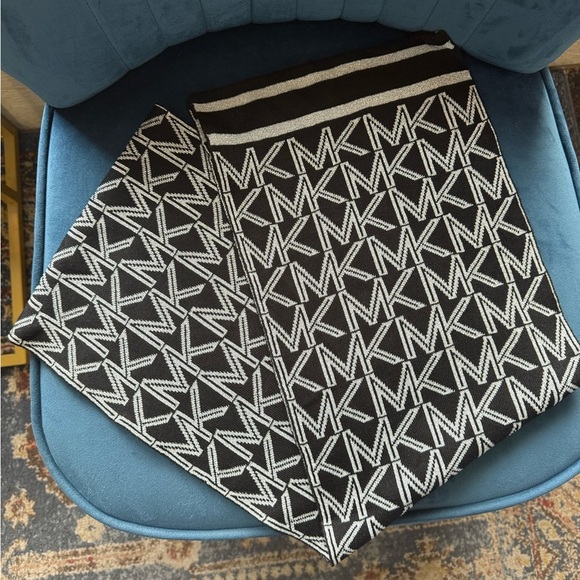Michael Kors MK Logo Metallic Knit Scarf Black & Silver - Picture 1 of 2